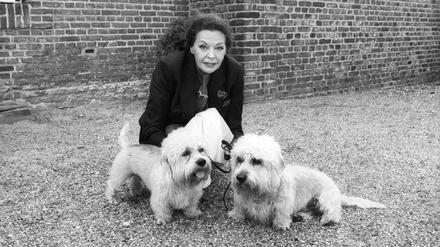 Margot Hielscher 1988 mit ihren Hunden Fidi und Adam bei Dreharbeiten zur Fernsehserie "Rivalen der Rennbahn". 