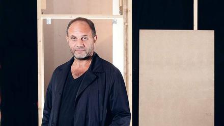 Auf den Spuren einer vergessenen Zukunftsvision. Anton Vidokle beim Ausstellungsaufbau im Haus der Kulturen der Welt.