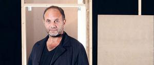 Auf den Spuren einer vergessenen Zukunftsvision. Anton Vidokle beim Ausstellungsaufbau im Haus der Kulturen der Welt.