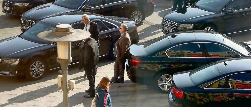 Mit dem Dienstwagen zur Senatssitzung. Sind auch alle da? Das ließe sich leicht per GPS checken. 