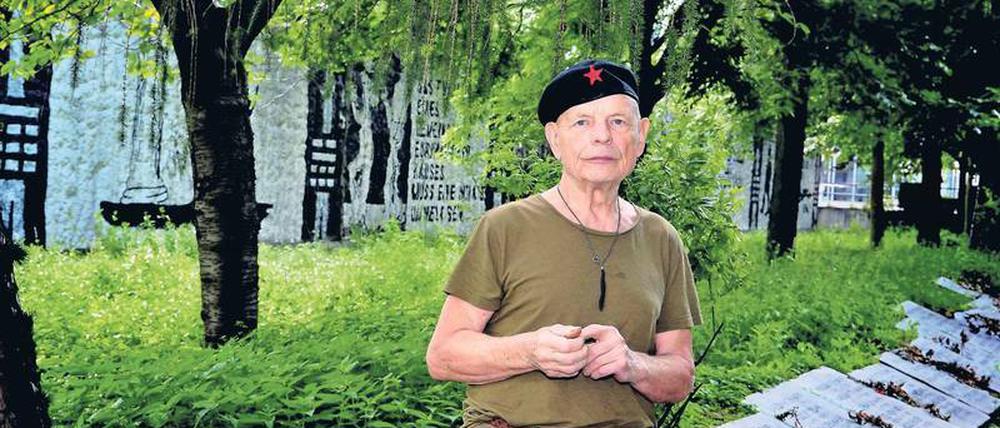 Im Parlament der Bäume. Der 90-jährige Künstler und Umweltaktivist Ben Wagin an dem von ihm geschaffenen Gedenkort. 