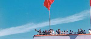 Weng Naiqiangs „Der Vorsitzende Mao auf dem Tian’anmen-Platz“ in Peking, entstanden 1966, hier in einem Farbabzug von 2017.