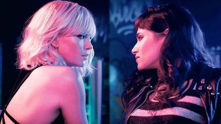 Hart und zart. Lorraine Broughton (Charlize Theron) und Delphine Lasalle (Sofia Boutella).