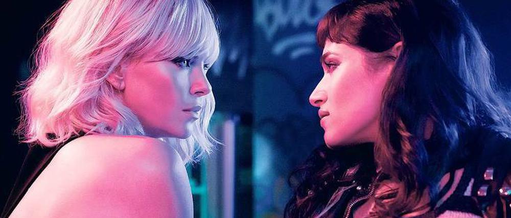 Hart und zart. Lorraine Broughton (Charlize Theron) und Delphine Lasalle (Sofia Boutella).