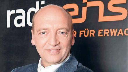 Ein Sender so vertraut wie die Couch zu Hause. Stammhörer mit ihren Gewohnheiten halten, neue gewinnen – den Spagat schlägt Radio Eins. Programmchef Robert Skuppin, Radio-Eins-Mann der ersten Stunde, will Sendungen auch in Bewegtbildern anbieten.