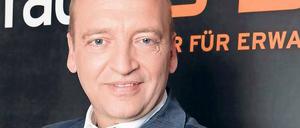 Ein Sender so vertraut wie die Couch zu Hause. Stammhörer mit ihren Gewohnheiten halten, neue gewinnen – den Spagat schlägt Radio Eins. Programmchef Robert Skuppin, Radio-Eins-Mann der ersten Stunde, will Sendungen auch in Bewegtbildern anbieten.