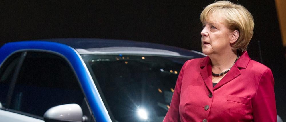 Auch die Kanzlerin will vom Verbrennungsmotor zum E-Auto gelangen - nur wann sagt sie nicht.