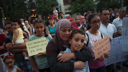 Viele muslimische Gemeinden versuchen nach den Anschlägen gegen Islamfeindlichkeit anzugehen und demonstrieren gegen islamistischen Terror.