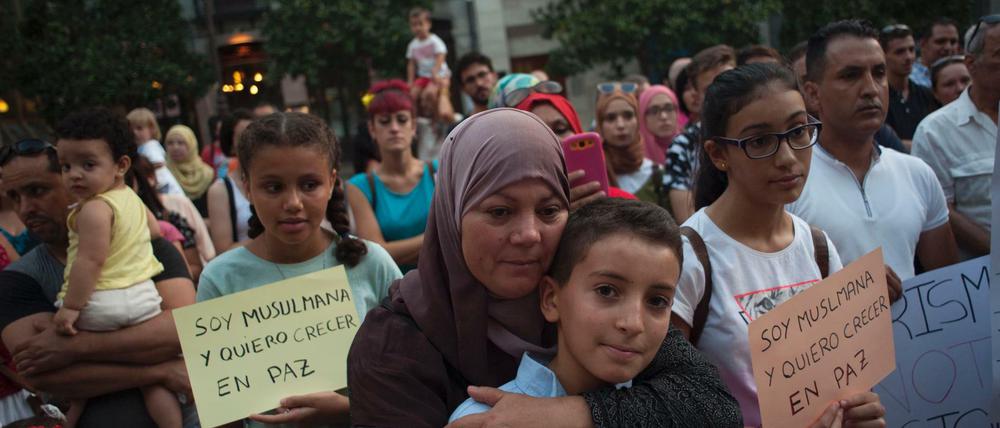 Viele muslimische Gemeinden versuchen nach den Anschlägen gegen Islamfeindlichkeit anzugehen und demonstrieren gegen islamistischen Terror.