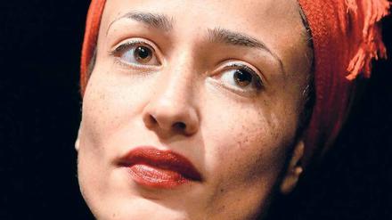 Popkulturell geschult. Die Schriftstellerin Zadie Smith. Sie wurde 1975 in London geboren.
