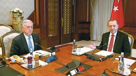 Schwierige Beziehungen. US-Außenminister James Mattis traf am Mittwoch mit Türkeis Präsident Recep Tayyip Erdogan zusammen. 