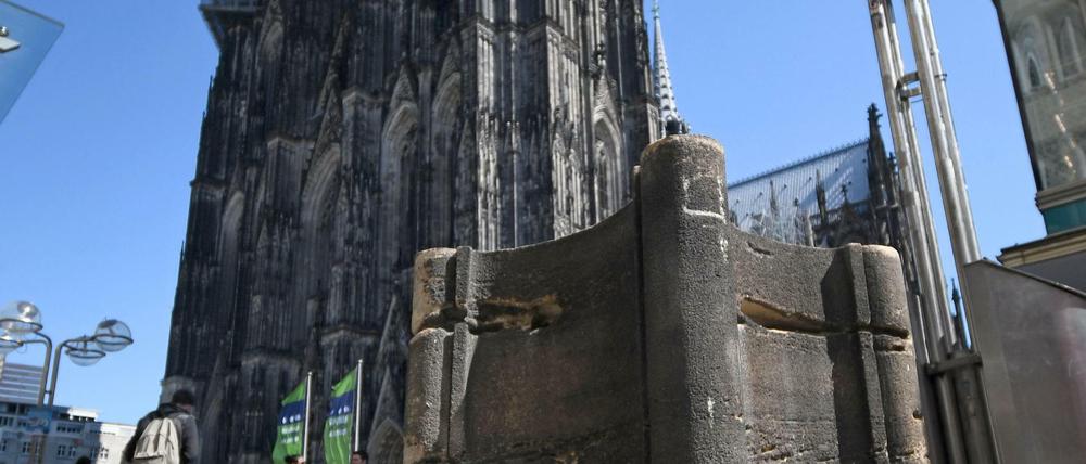 Neue Sicherheitsmaßnahme: Steinblöcke versperren in Köln die Zufahrt zum Platz vor dem Dom.