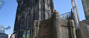 Neue Sicherheitsmaßnahme: Steinblöcke versperren in Köln die Zufahrt zum Platz vor dem Dom.