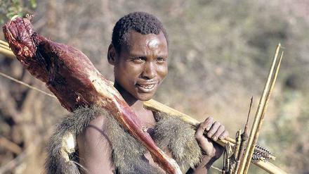 Bakterienfutter. Ein Wechsel zwischen fleischreicher Nahrung in der Trockenzeit und beerenreicher Kost in der Regenzeit beschert dem Volk der Hadza in Tansania eine deutlich vielseitigere Bakterienfauna im Darm als die monotonere Küche der Europäer. 