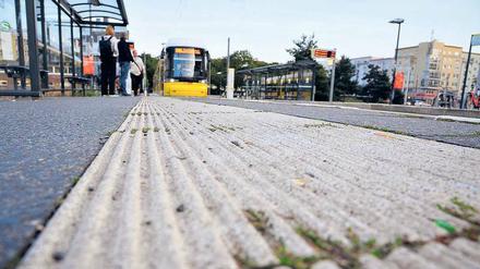 Zum Zug kommen. Viele Bahnhöfe und Haltestellen sind schon mit Blindenleitsystemen ausgestattet.
