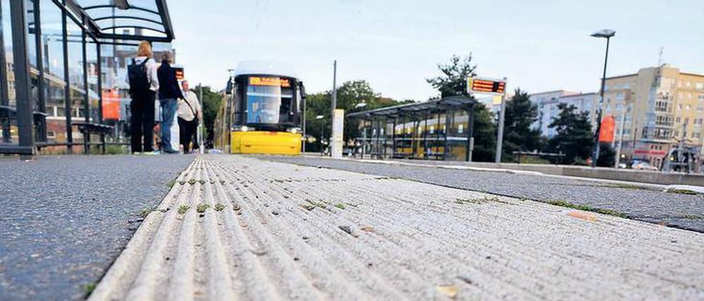 Zum Zug kommen. Viele Bahnhöfe und Haltestellen sind schon mit Blindenleitsystemen ausgestattet.