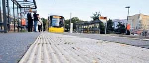 Zum Zug kommen. Viele Bahnhöfe und Haltestellen sind schon mit Blindenleitsystemen ausgestattet.