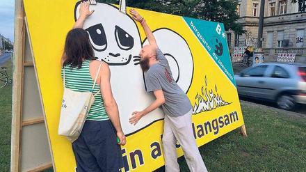 Klein mit großem Plakat. Auch die Bergpartei wirbt für sich. Foto: Promo