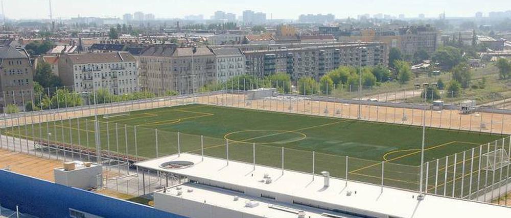 Die Stadt als Kulisse. Vom „Fußballhimmel“ schweift der Blick des Besuchers über die Warschauer Brücke bis zum Wasserturm am Ostkreuz. 