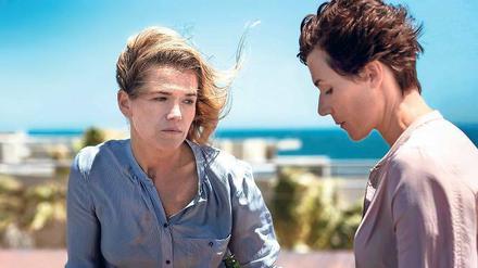 Versöhnt? Karin (Anke Engelke) und Reporterin Rommy (Nina Kunzendorf).