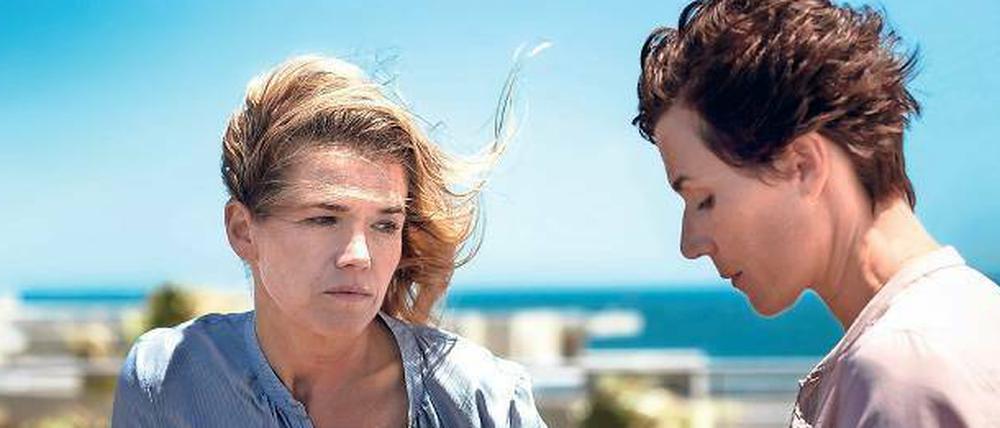 Versöhnt? Karin (Anke Engelke) und Reporterin Rommy (Nina Kunzendorf).
