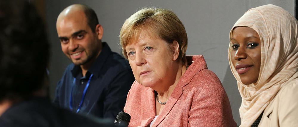 Gern gesehener Gast. Bundeskanzlerin Angela Merkel zu Besuch beim Berliner Start-Up Kiron. Die Bildungsplattform gibt Geflüchteten Zugang zur Bildung.