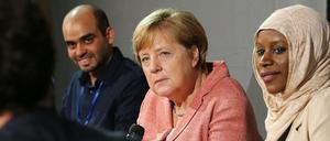 Gern gesehener Gast. Bundeskanzlerin Angela Merkel zu Besuch beim Berliner Start-Up Kiron. Die Bildungsplattform gibt Geflüchteten Zugang zur Bildung.