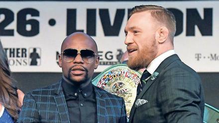 Noch im Zwirn. Floyd Mayweather (links) und Conor McGregor.