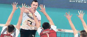 Immer feste drauf. Georg Grozer hat dem Nationalteam zuletzt gefehlt. Ohne ihren besten Spieler verpasste die Mannschaft erstmals seit 2002 wieder die Qualifikation für eine Weltmeisterschaft.