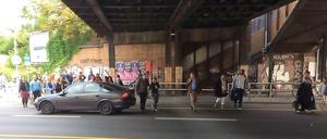 Abkürzung mit Risiko. Anstatt über die Ampel laufen viele Fahrgäste direkt über die viel befahrene Yorckstraße zum U-Bahn-Eingang.