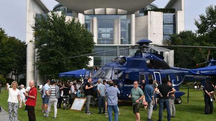 Besucher schauen sich im Hof des Bundeskanzleramtes in Berlin einen Hubschrauber der Bundespolizei an.