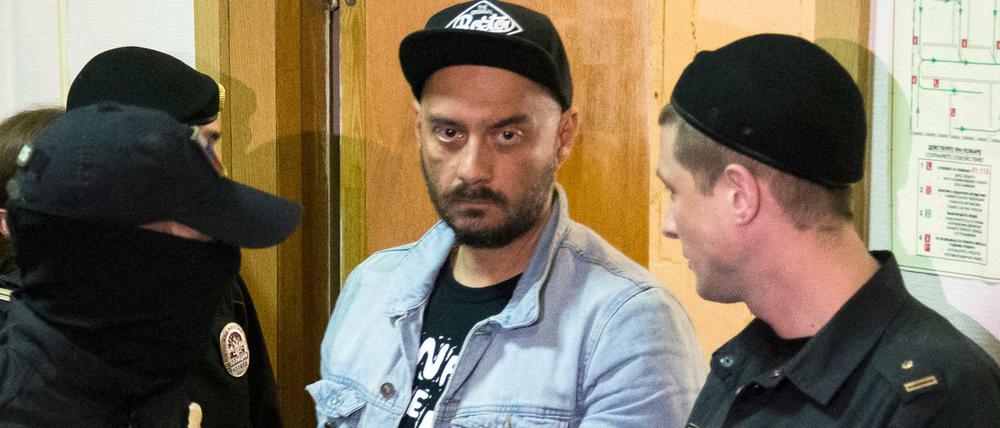 Der russische Regisseur Kirill Serebrennikow am 23.08.2017 in einem Gericht in Moskau. Das Staatliche Ermittlungskomitee wirft Serebrennikow vor, 68 Millionen Rubel staatlicher Gelder unterschlagen zu haben. 