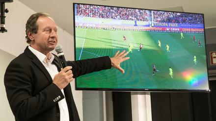 Der ehemalige Schiedsrichter Hellmut Krug ist Projektleiter für den Videobeweis bei der Deutschen Fußball-Liga.