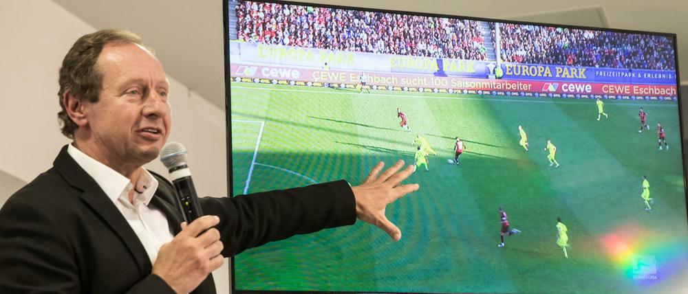 Der ehemalige Schiedsrichter Hellmut Krug ist Projektleiter für den Videobeweis bei der Deutschen Fußball-Liga.