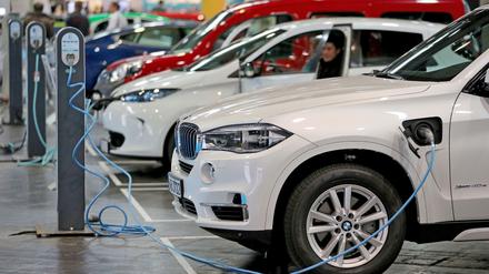 Elektroautos an einer Ladesäule auf einer Konferenz zu Elektromobilität in Leipzig. (Archiv)