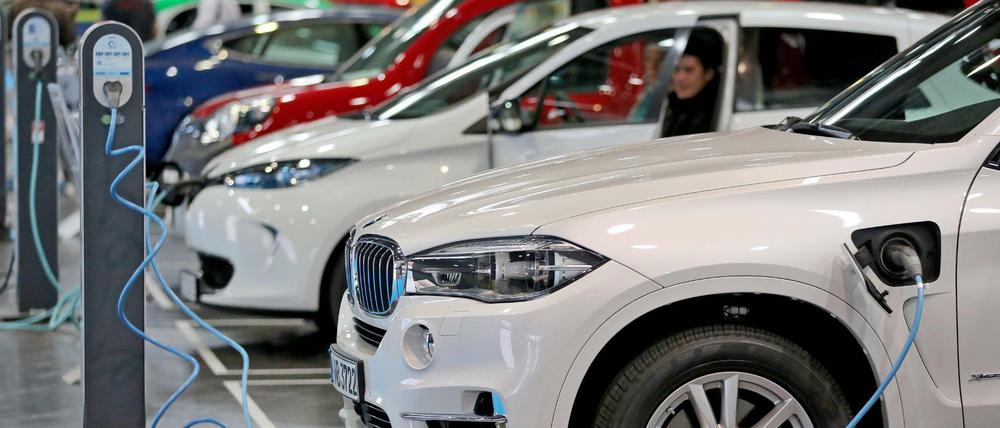 Elektroautos an einer Ladesäule auf einer Konferenz zu Elektromobilität in Leipzig. (Archiv)