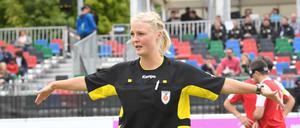 Julia Kalbau in Aktion bei der Blindenfußball-Europameisterschaft am Anhalter Bahnhof.