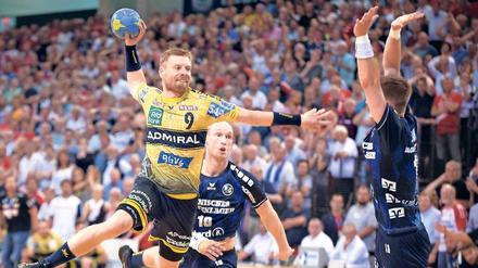 Hoch hinaus will die Handball-Bundesliga in der neuen Saison. Zu den Favoriten zählen die üblichen Verdächtigen, wie etwa die Rhein-Neckar Löwen mit Gudjon Valur Sigurdsson (l.). Für Verärgerung sorgt vor allem eine Regeländerung. 