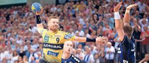 Hoch hinaus will die Handball-Bundesliga in der neuen Saison. Zu den Favoriten zählen die üblichen Verdächtigen, wie etwa die Rhein-Neckar Löwen mit Gudjon Valur Sigurdsson (l.). Für Verärgerung sorgt vor allem eine Regeländerung. 