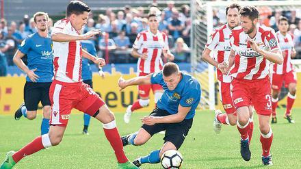 Voller Einsatz. Nur im Pokal spielte Fabian Schönheim (links) bisher von Beginn an.