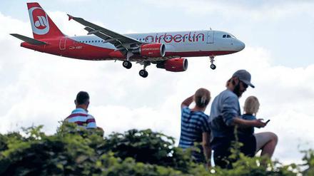 Landeanflug in die Insolvenz. Air Berlin kann nur dank eines staatlichen Überbrückungskredits noch fliegen. Nun muss schnell über einen Verkauf entschieden werden, denn die Buchungszahlen brechen ein. 