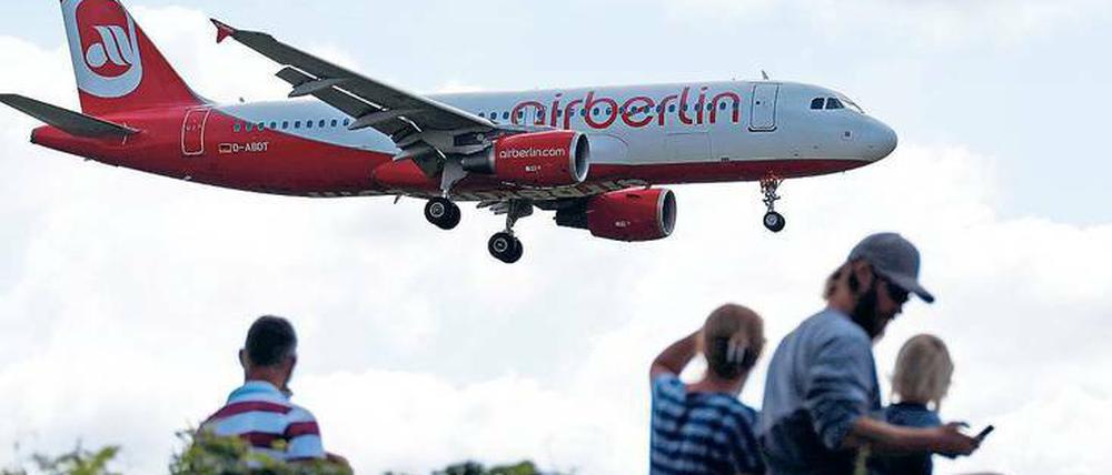 Landeanflug in die Insolvenz. Air Berlin kann nur dank eines staatlichen Überbrückungskredits noch fliegen. Nun muss schnell über einen Verkauf entschieden werden, denn die Buchungszahlen brechen ein.