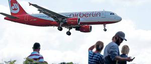 Landeanflug in die Insolvenz. Air Berlin kann nur dank eines staatlichen Überbrückungskredits noch fliegen. Nun muss schnell über einen Verkauf entschieden werden, denn die Buchungszahlen brechen ein. 