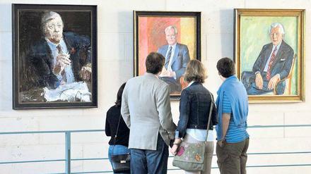 Galerie der Kanzler. An den Porträts der früheren Regierungschefs kommen die Besucher bei ihrem Rundgang durch das Bundeskanzleramt auch vorbei.