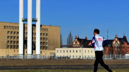 Jogger auf dem Tempelhofer Feld. In Berlin grüßen sich die Läufer nicht so sehr wie in der Provinz. Unser Kolumnist findet das schade. 