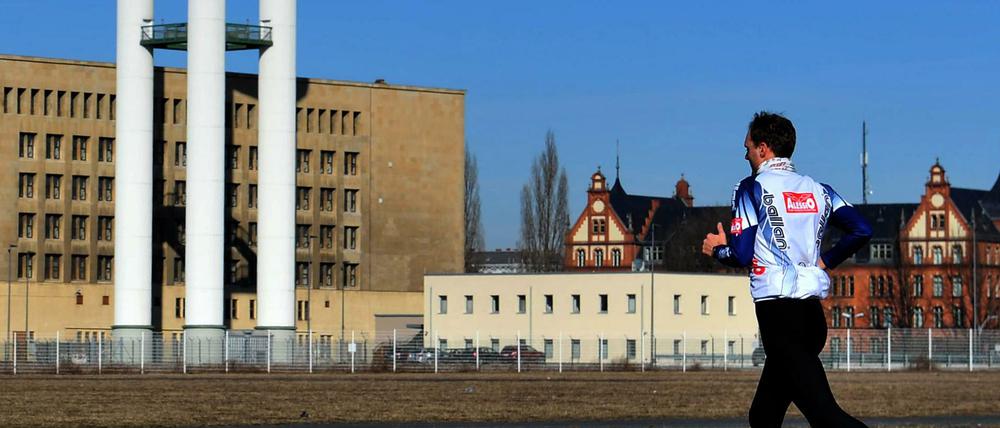Jogger auf dem Tempelhofer Feld. In Berlin grüßen sich die Läufer nicht so sehr wie in der Provinz. Unser Kolumnist findet das schade. 