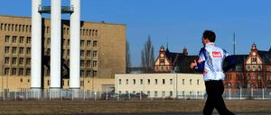 Jogger auf dem Tempelhofer Feld. In Berlin grüßen sich die Läufer nicht so sehr wie in der Provinz. Unser Kolumnist findet das schade. 