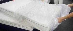 Weil er die Schutzfolie entfernt hatte, verweigerte ein Online-Shop dem Kunden den Widerruf.