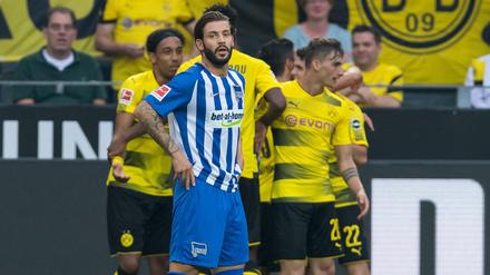 Berlins Marvin Plattenhardt mag sich den Jubel der Dortmunder gar nicht ansehen.
