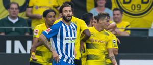 Berlins Marvin Plattenhardt mag sich den Jubel der Dortmunder gar nicht ansehen.